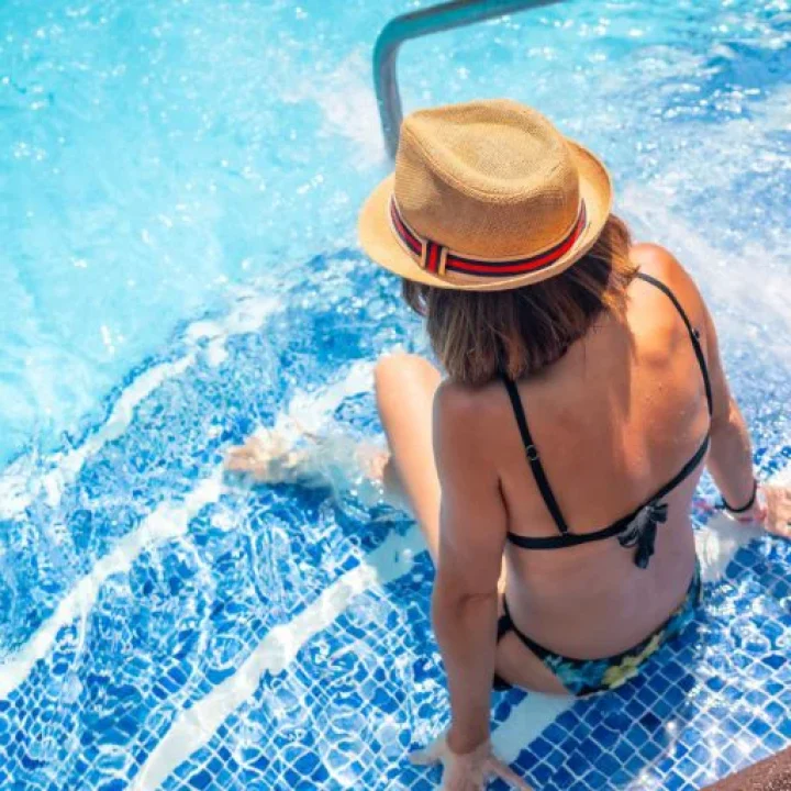 kobieta-basen-pływalnia-mosir-ełk