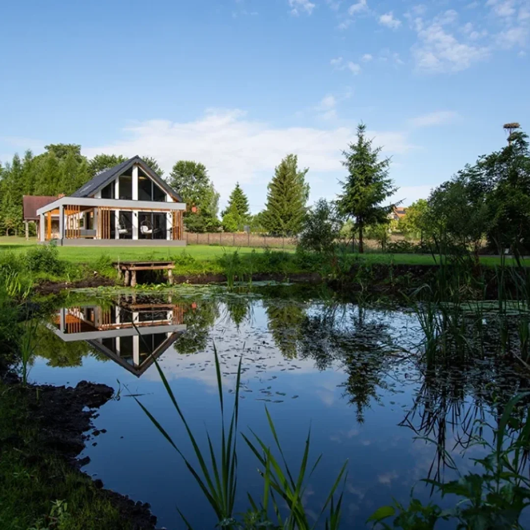 masuria-rosa-staw-w-ogrodzie